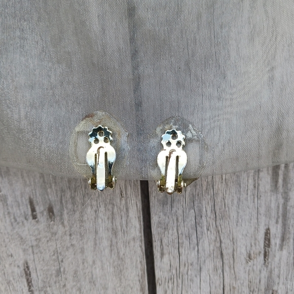 Vintage Oval Milk Glass Silver Tone Clip On Earrings - Picture 4 of 5